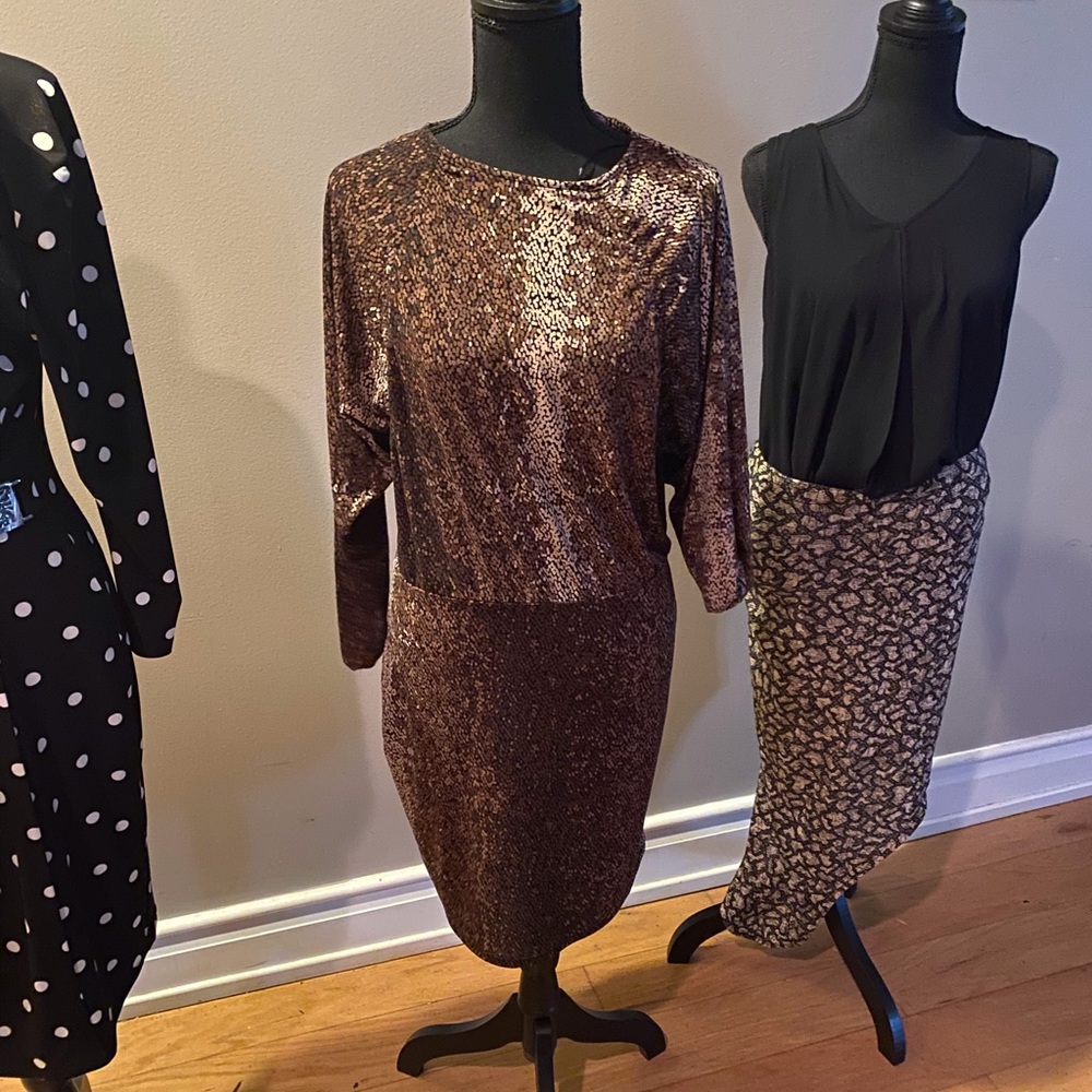 Dresses - Picture 6 of 10